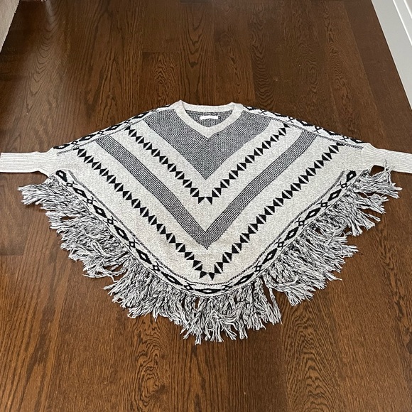 Wool Poncho with tassels size XS - Picture 5 of 6